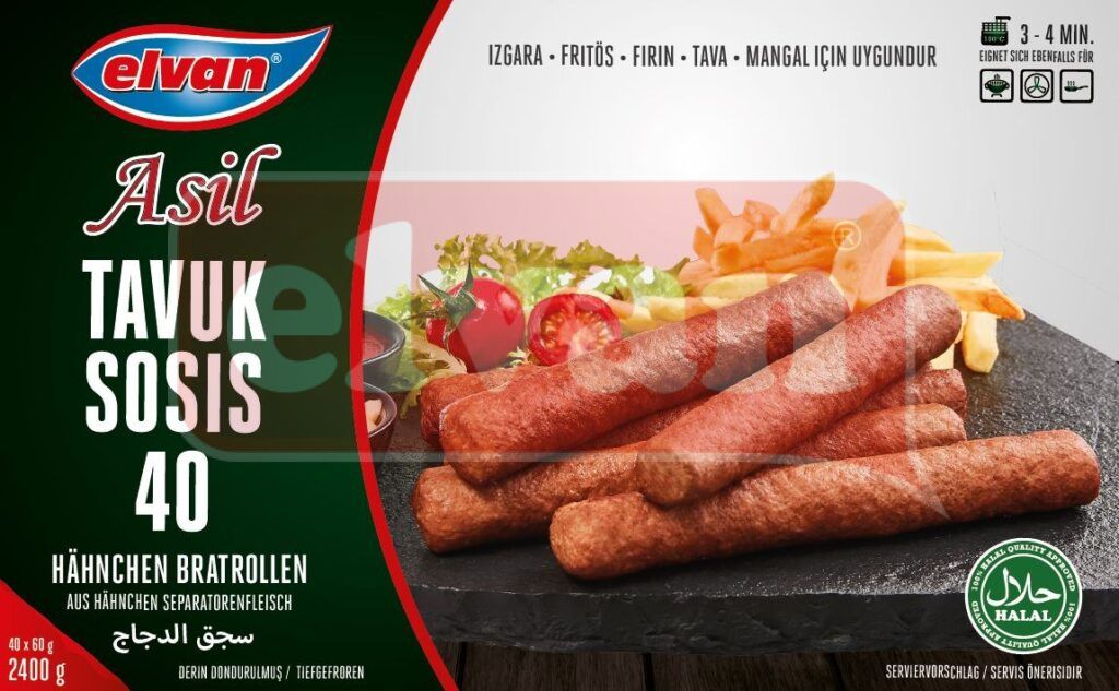 Vier gegrillte Hähnchenwürstchen auf einem Teller mit Gemüse, Verpackung der Marke Elvan, 2400 g, Halal-zertifiziert.