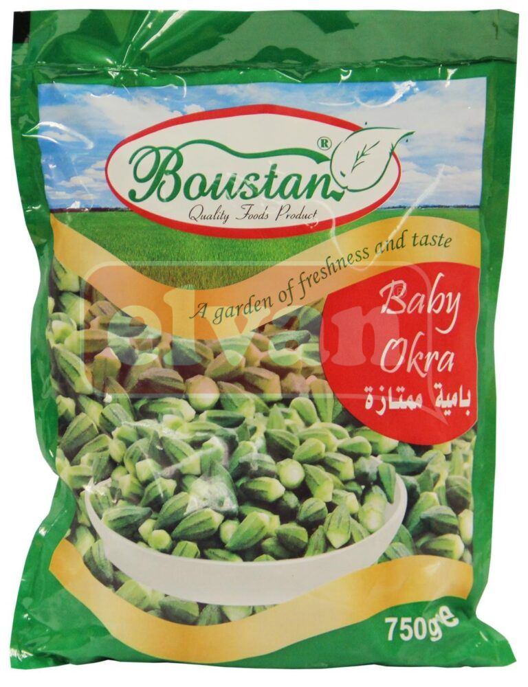 Eine grüne Tüte Boustan Baby Okra, 750 g, mit einer Schale Okra und einem Feldhintergrund auf der Verpackung.