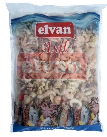 Ein versiegelter Beutel mit gemischten gefrorenen Meeresfrüchten mit der Aufschrift „Elvan Asil“ und Bildern verschiedener Meeresfrüchte auf der Unterseite.