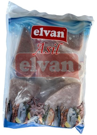 Eine versiegelte Packung mit gefrorenen Meeresfrüchten mit der Aufschrift „Elvan Asil“ und Fischbildern auf der Unterseite der Verpackung.